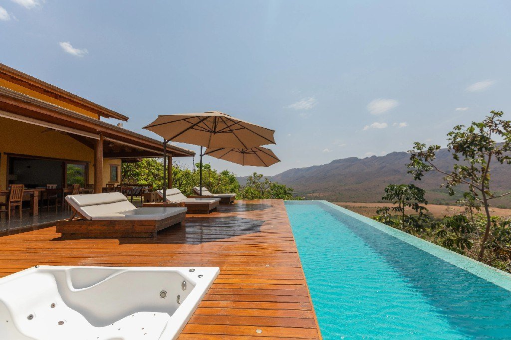 Piscina de borda infinita em deck suspenso com a Serra da Canastra ao fundo